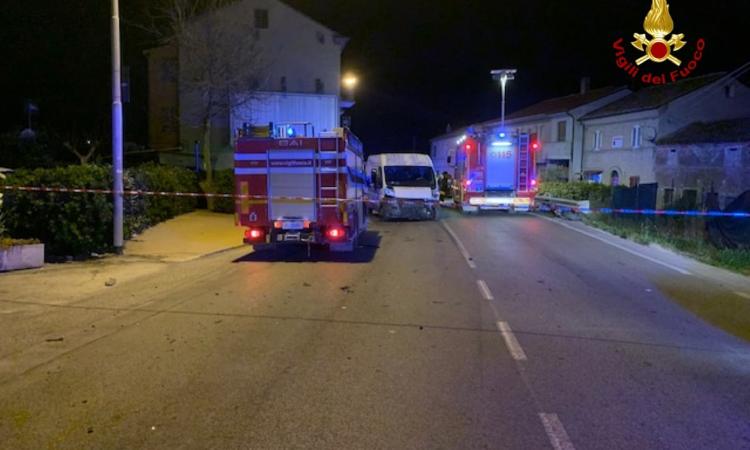 Civitanova, scontro frontale tra furgone e auto in piena notte: interviene il 118 Civitanova, scontro frontale tra furgone e auto in piena notte: interviene il 118