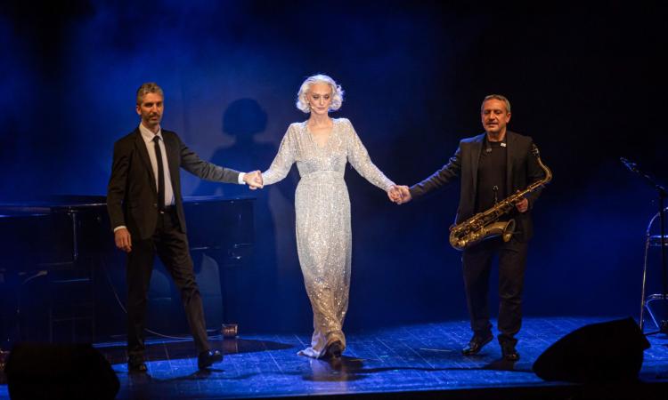Dal palco di Sanremo a quello dello Sferisterio: arriva a Macerata il recital di Drusilla Foer Dal palco di Sanremo a quello dello Sferisterio: arriva a Macerata il recital di Drusilla Foer