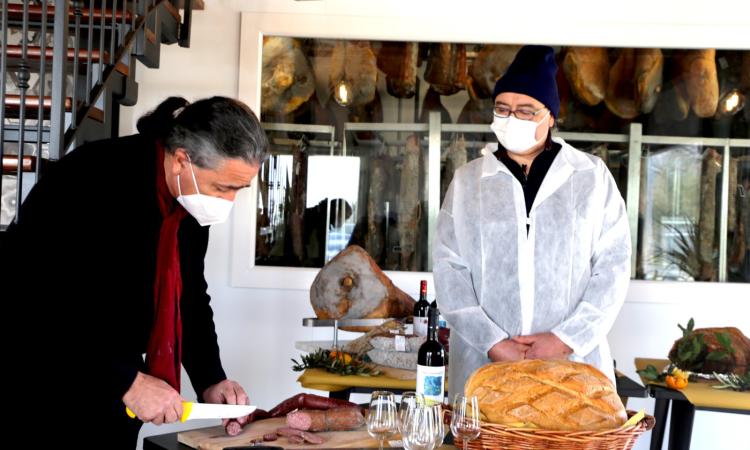 Alla scoperta dei salumi Angeletti: "Il terremoto ha cambiato tutto, ma la qualità resta superiore" (VIDEO) Alla scoperta dei salumi Angeletti: "Il terremoto ha cambiato tutto, ma la qualità resta superiore" (VIDEO)