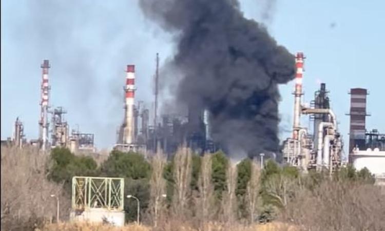 Incendio alla raffineria Api di Falconara: densa nube di fumo nero in cielo. "Chiesto blocco treni" Incendio alla raffineria Api di Falconara: densa nube di fumo nero in cielo. "Chiesto blocco treni"