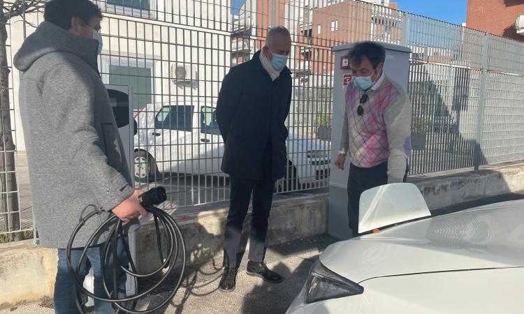 Civitanova, colonnine ricarica elettrica: sperimentazione finita, saranno a pagamento per un anno Civitanova, colonnine ricarica elettrica: sperimentazione finita, saranno a pagamento per un anno