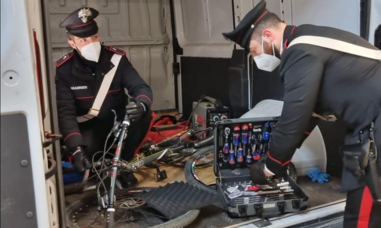 San Ginesio, tentano di rapinare un anziano dopo essere entrati in casa con una scusa: arrestati San Ginesio, tentano di rapinare un anziano dopo essere entrati in casa con una scusa: arrestati