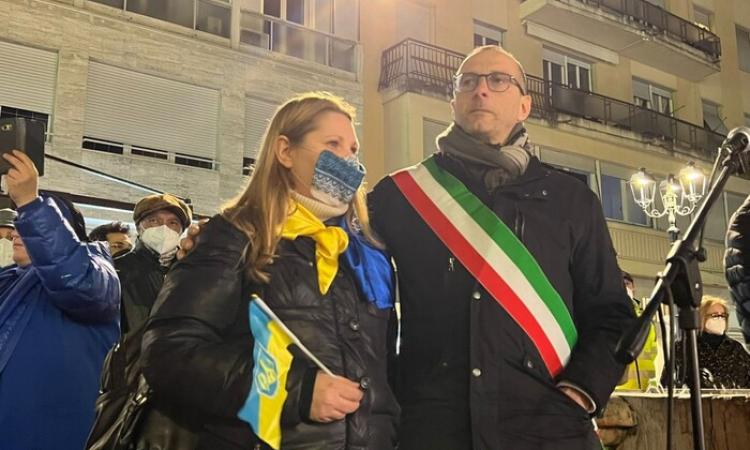 Pesaro, fiaccolata contro la guerra in Ucraina. Ricci: "Siamo vicini alle popolazioni, in nome della pace" Pesaro, fiaccolata contro la guerra in Ucraina. Ricci: "Siamo vicini alle popolazioni, in nome della pace"
