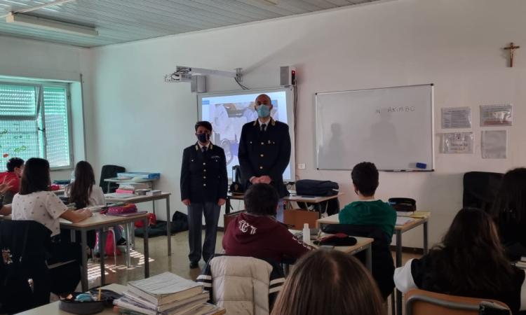 Stop al consumo di sostanze stupefacenti tra gli studenti: la Polizia sale in cattedra Stop al consumo di sostanze stupefacenti tra gli studenti: la Polizia sale in cattedra