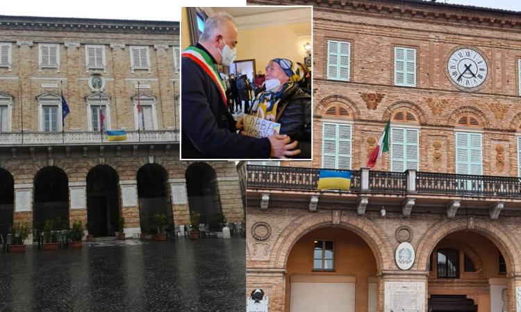 Macerata e Civitanova unite, sui municipi compare bandiera ucraina: "Storie che spezzano il cuore" Macerata e Civitanova unite, sui municipi compare bandiera ucraina: "Storie che spezzano il cuore"