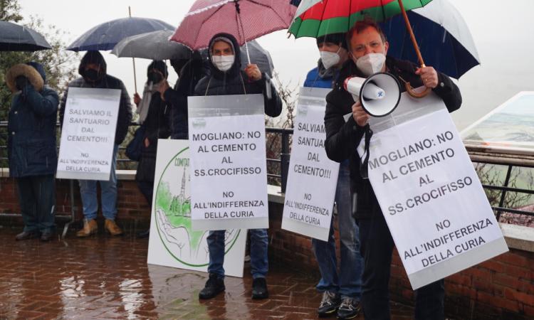 "No al cemento nell'area verde del Santissimo Crocifisso": la protesta si sposta a Fermo "No al cemento nell'area verde del Santissimo Crocifisso": la protesta si sposta a Fermo