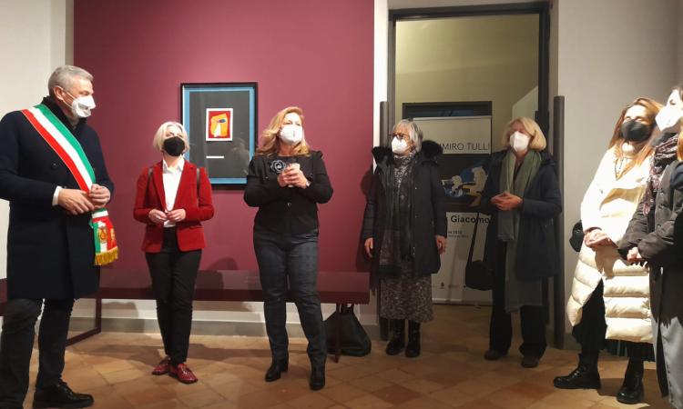Recanati, inaugurata "Tulli per Giacomo": 33 opere dedicate a Leopardi in una mostra Recanati, inaugurata "Tulli per Giacomo": 33 opere dedicate a Leopardi in una mostra