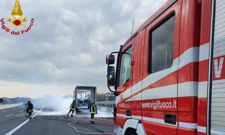 Camion avvolto dalle fiamme lungo l'A14: disagi alla circolazione Camion avvolto dalle fiamme lungo l'A14: disagi alla circolazione