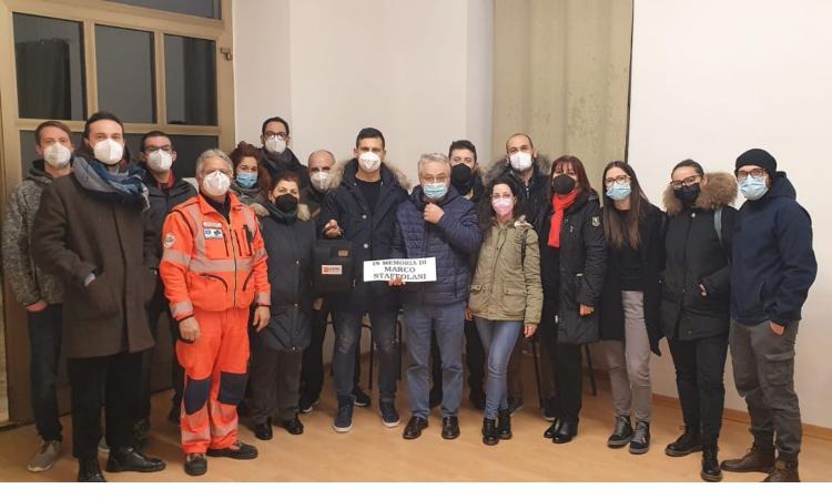Macerata, alla Croce Verde donato un defibrillatore nel nome di Marco Staffolani: "Salverà vite umane" Macerata, alla Croce Verde donato un defibrillatore nel nome di Marco Staffolani: "Salverà vite umane"