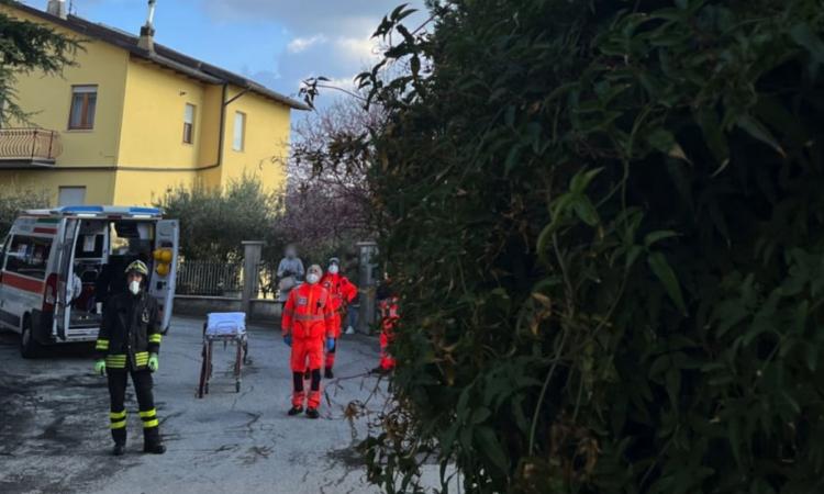 Pollenza, cade da un albero e resta impigliato tra i rami a testa in giù: uomo soccorso in eliambulanza Pollenza, cade da un albero e resta impigliato tra i rami a testa in giù: uomo soccorso in eliambulanza