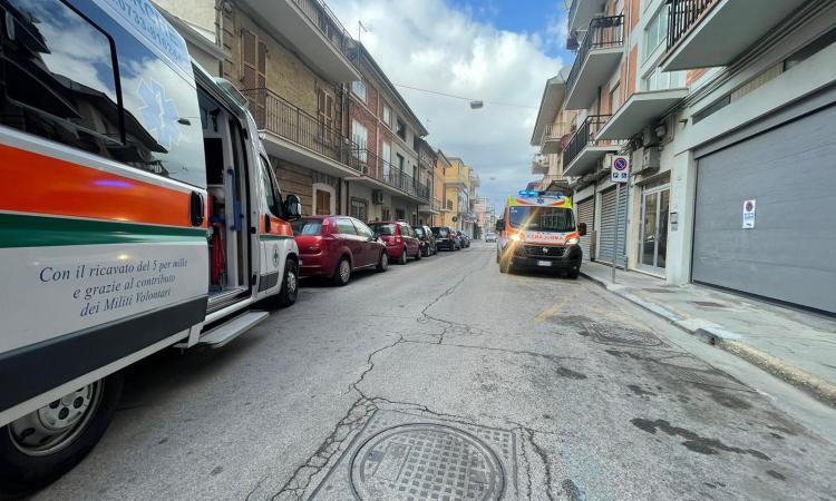 Civitanova, uomo cade dalle scale di casa: soccorso e trasferito in ospedale Civitanova, uomo cade dalle scale di casa: soccorso e trasferito in ospedale