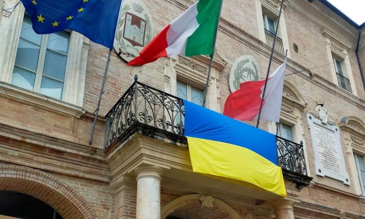 San Severino, dopo il "caso" Bianchi arriva un segnale: la bandiera ucraina sventola sul Municipio