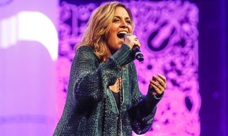 Musicultura, Irene Grandi incanta il pubblico: il messaggio di pace di Lucio Dalla torna ad emozionare