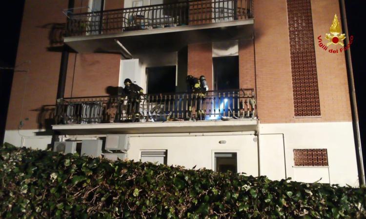 Va a fuoco la cucina di un appartamento: i Vigili del Fuoco intervengono nella notte