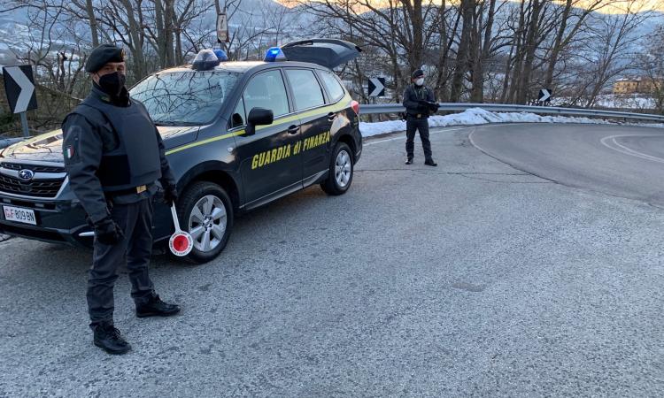 Nascondeva droga in casa e nella sua auto il cane "Hanima" fiuta due spinelli: denunciato operaio