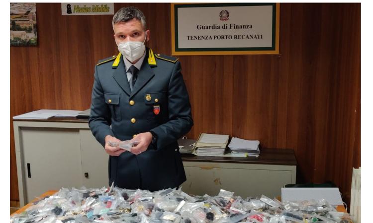 Porto Recanati, blitz al mercato settimanale: maxi sequestro di articoli tessili non sicuri Porto Recanati, blitz al mercato settimanale: maxi sequestro di articoli tessili non sicuri