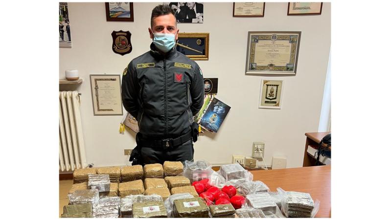 Montecosaro, il cane fiuta la droga: scovati 33 chili di hashish nascosti nel garage. Un arresto Montecosaro, il cane fiuta la droga: scovati 33 chili di hashish nascosti nel garage. Un arresto