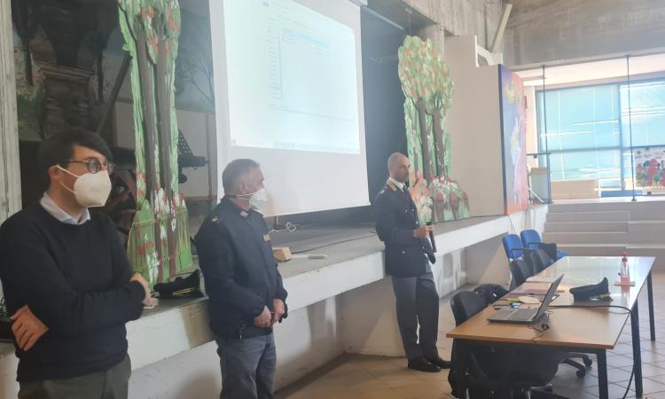 Civitanova, la Polizia sale in cattedra: studenti a lezione di legalità Civitanova, la Polizia sale in cattedra: studenti a lezione di legalità