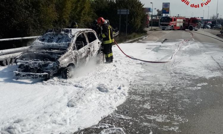 Auto divorata dalle fiamme: Vigili del Fuoco in azione, strada chiusa