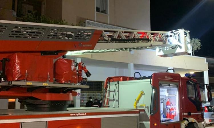 Scoppia incendio in un appartamento: 47 persone evacuate Scoppia incendio in un appartamento: 47 persone evacuate