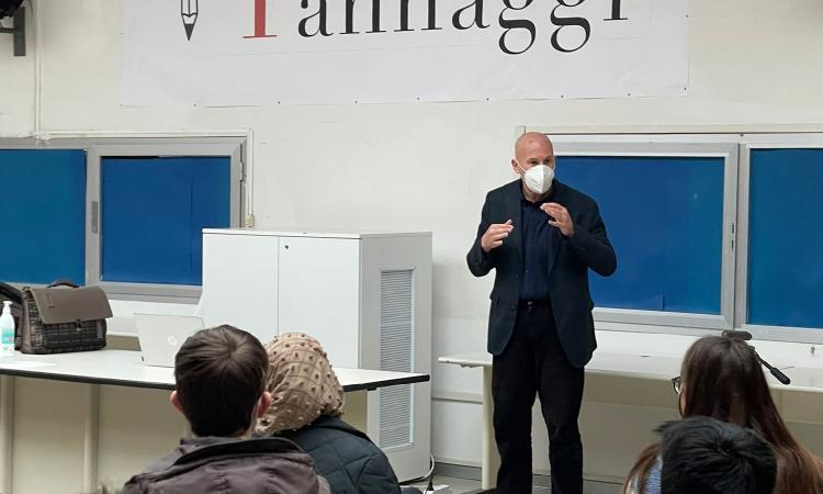 Macerata, “La lettura che comunica bellezza”: Simone Maretti all’IIIS Bramante-Pannaggi Macerata, “La lettura che comunica bellezza”: Simone Maretti all’IIIS Bramante-Pannaggi