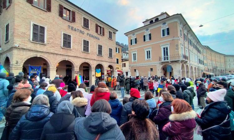 San Severino scende in piazza per il popolo ucraino: tra appelli e note di pace San Severino scende in piazza per il popolo ucraino: tra appelli e note di pace