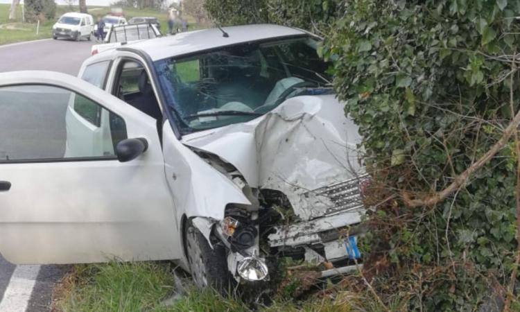 Cingoli, auto finisce fuori strada: uomo soccorso in eliambulanza, è grave
