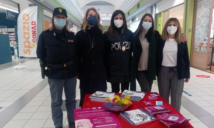 Macerata, "Questo non è amore": Polizia e Sos donna al centro commerciale Macerata, "Questo non è amore": Polizia e Sos donna al centro commerciale