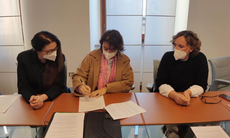 Macerata, siglato accordo per la tutela giuridica delle donne vittime di discriminazioni Macerata, siglato accordo per la tutela giuridica delle donne vittime di discriminazioni