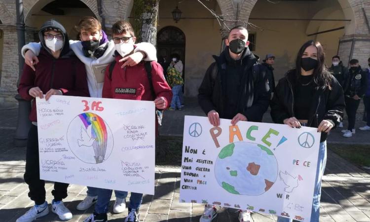 Cingoli si mobilita per la pace: gli studenti scendono in piazza