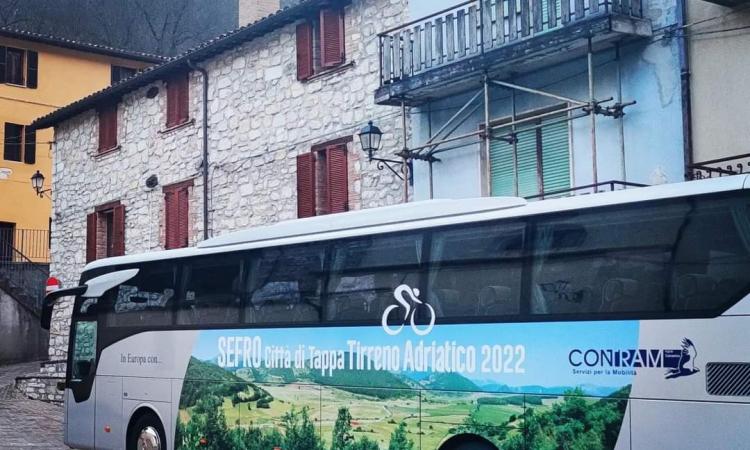 Tappa della Tirreno-Adriatico a Sefro: Contram la omaggia con una serigrafia