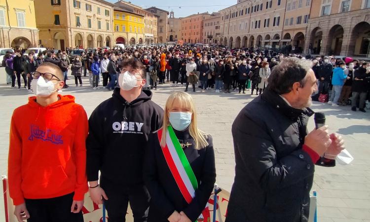 "Divini ma non divisi": il grido degli studenti per la ricostruzione della scuola e per dire no alla guerra "Divini ma non divisi": il grido degli studenti per la ricostruzione della scuola e per dire no alla guerra