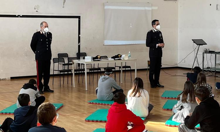 Bullismo, cyberbullismo e droga: Carabinieri in cattedra al Raffaello Sanzio di Potenza Picena Bullismo, cyberbullismo e droga: Carabinieri in cattedra al Raffaello Sanzio di Potenza Picena
