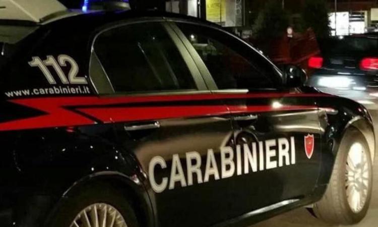 Loro Piceno, in auto con manganello e polvere da sparo: denunciati due giovani fratelli Loro Piceno, in auto con manganello e polvere da sparo: denunciati due giovani fratelli