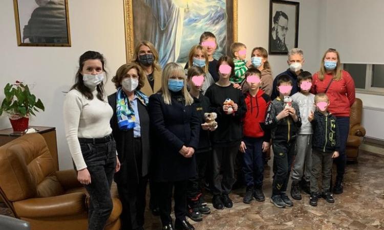 Ucraina, bimbo fugge dalla guerra e arriva a San Severino il giorno del compleanno: festa con il sindaco Ucraina, bimbo fugge dalla guerra e arriva a San Severino il giorno del compleanno: festa con il sindaco