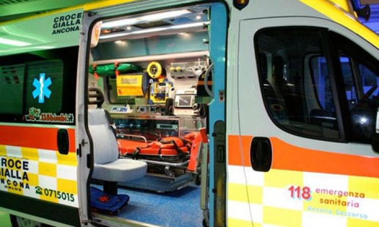 Dipendente di un albergo aggredito e derubato da una donna: trasportato all'ospedale Dipendente di un albergo aggredito e derubato da una donna: trasportato all'ospedale