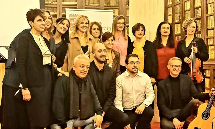 Macerata, la caparbietà delle donne: applausi per la messa in scena de "Le maestre di Mortara" Macerata, la caparbietà delle donne: applausi per la messa in scena de "Le maestre di Mortara"