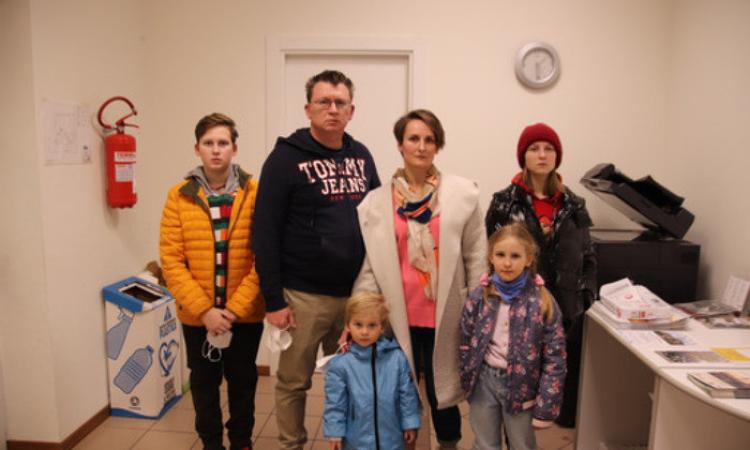 Lei ucraina, lui russo: da Kiev a Treia con i quattro figli in fuga dalla guerra. "La nostra vita è sospesa" Lei ucraina, lui russo: da Kiev a Treia con i quattro figli in fuga dalla guerra. "La nostra vita è sospesa"