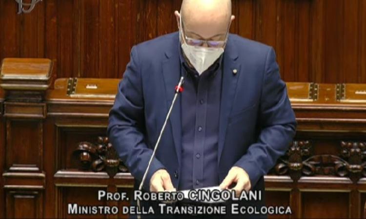 Gas, Cingolani: "Non è possibile che costi 5 volte di più del 2021". Ipotesi accisa mobile su carburanti Gas, Cingolani: "Non è possibile che costi 5 volte di più del 2021". Ipotesi accisa mobile su carburanti