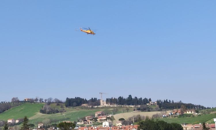 Tolentino, uomo si trancia un dito in casa: trasferito a Torrette con l'elisoccorso