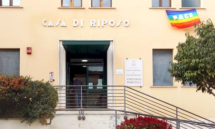 Ucraina, gli anziani della casa di riposo di Tolentino in lacrime. Spunta bandiera della pace