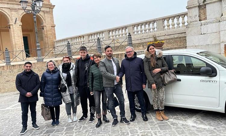 Il cuore grande di Treia: donata un'auto a una famiglia ucraina Il cuore grande di Treia: donata un'auto a una famiglia ucraina