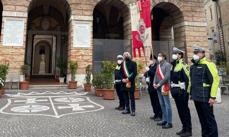 Macerata, Parcaroli e Luciani omaggiano le vittime del Covid 19. "Un dolore indelebile per tutti" Macerata, Parcaroli e Luciani omaggiano le vittime del Covid 19. "Un dolore indelebile per tutti"