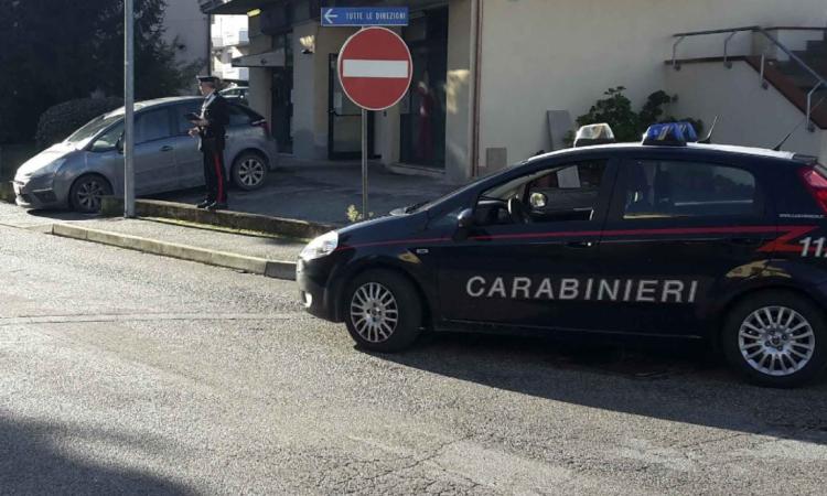 Tolentino, carabinieri bloccano uomo con patente falsa. Fermate altre trenta persone Tolentino, carabinieri bloccano uomo con patente falsa. Fermate altre trenta persone