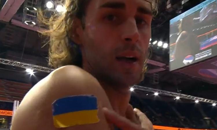 Atletica, Gianmarco Tamberi vince il bronzo ai Mondiali: sulla spalla mostra bandiera ucraina Atletica, Gianmarco Tamberi vince il bronzo ai Mondiali: sulla spalla mostra bandiera ucraina