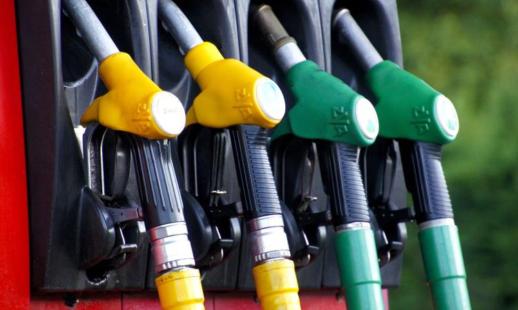 Sconto carburante nel Decreto Energia, quando scenderà il prezzo della benzina