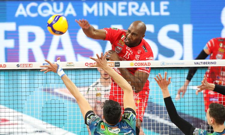 Volley, Perugia è troppo forte: la Lube si arrende in tre set, ma conserva il secondo posto