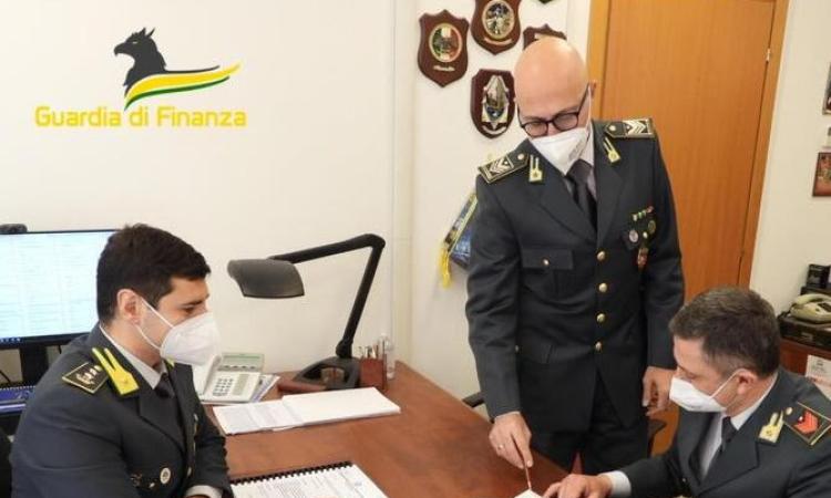 Due dipendenti pubblici si fanno corrompere: la Finanza sequestra 13mila euro