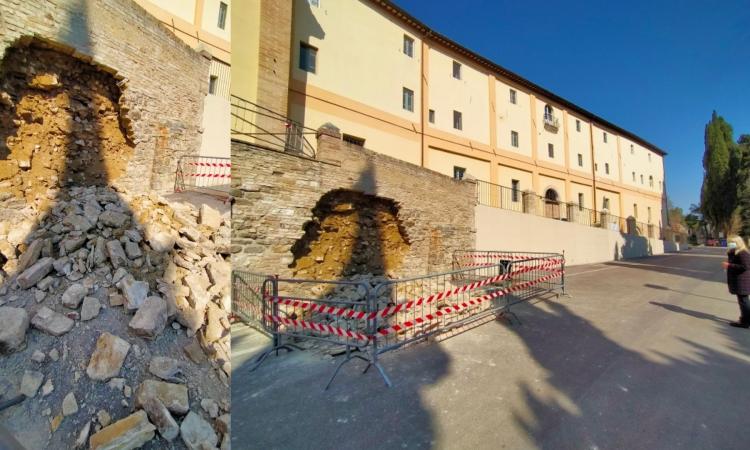San Severino, crolla porzione di muro nel parcheggio del santuario della Madonna dei Lumi