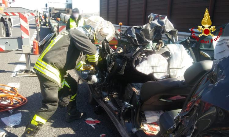 Auto contro camion lungo l'A14: donna trasferita a Torrette in eliambulanza Auto contro camion lungo l'A14: donna trasferita a Torrette in eliambulanza